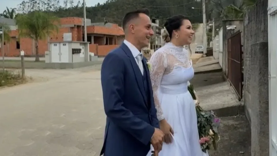 Noivos surpreendem avós com visita inesperada após cerimônia de casamento em SC