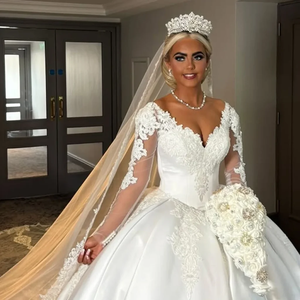 Noiva de 19 anos perde a paciência e pede silêncio a convidados durante casamento na Inglaterra